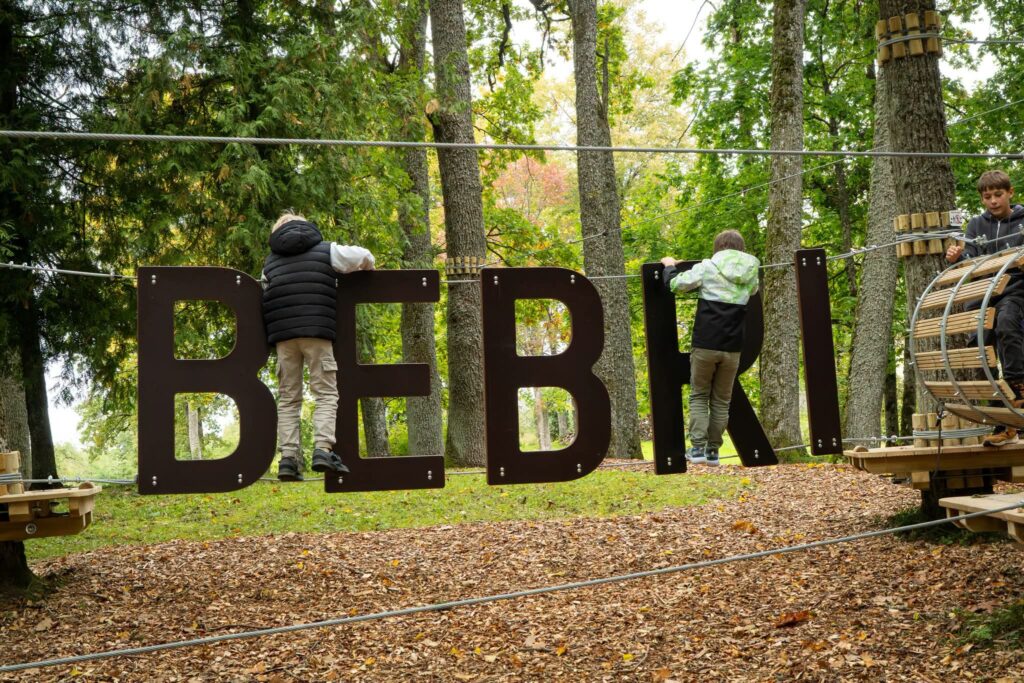 Bērni izmēģina šķēršļu trasi ar vārdu “Bebri”